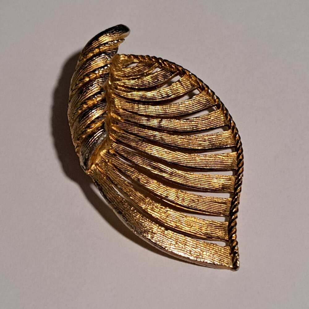 Gold tone curled leaf brooch